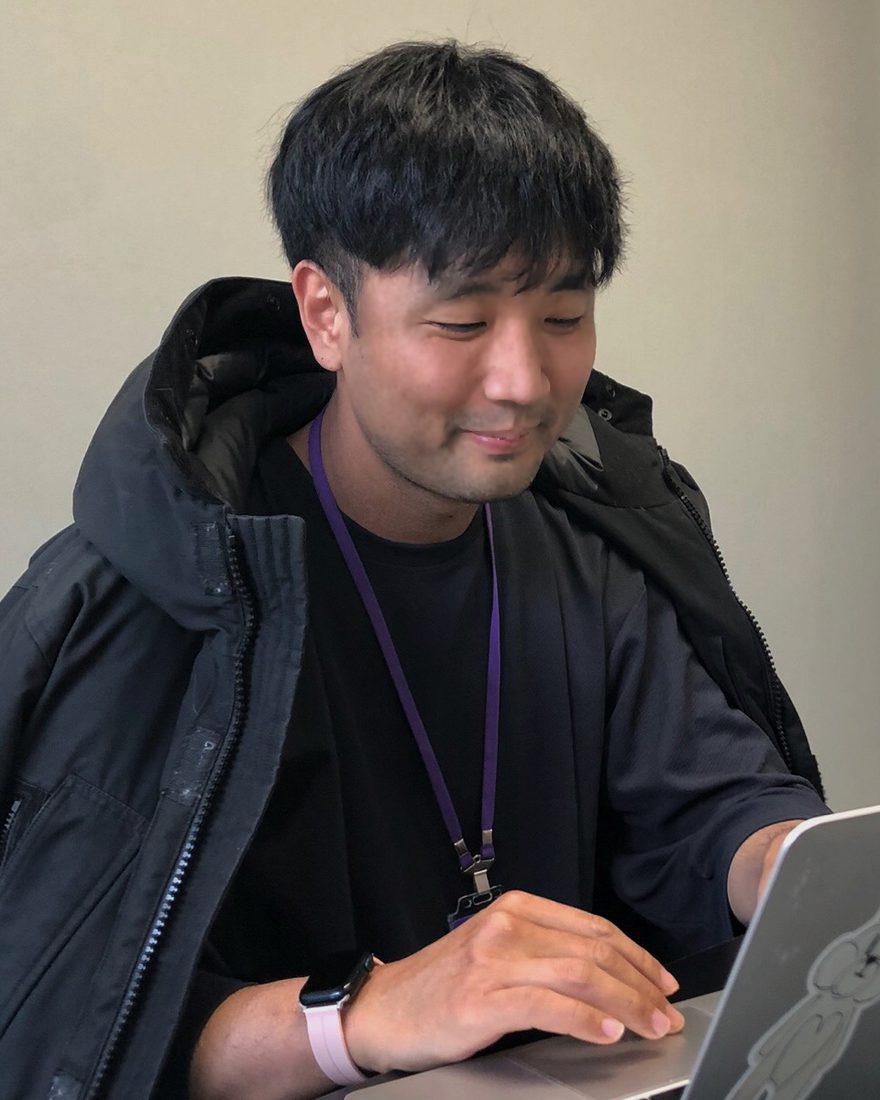 노트북으로 작업하는 김태영